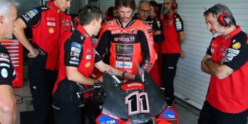 WSBK: Susto para Bulega! Líder do mundial cai nos testes da Ducati 850cc e acaba no hospital