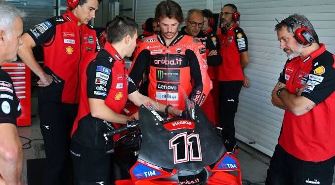 WSBK: Susto para Bulega! Líder do mundial cai nos testes da Ducati 850cc e acaba no hospital