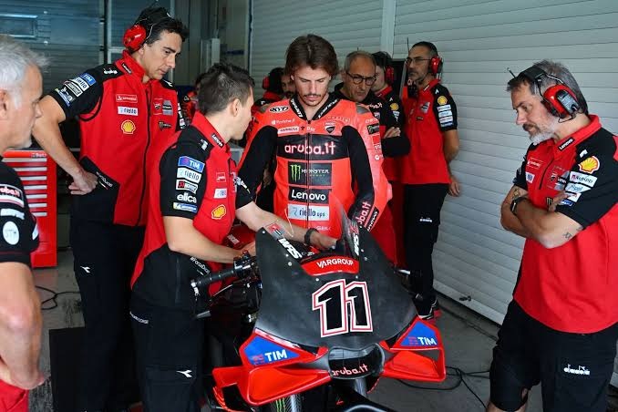 WSBK: Susto para Bulega! Líder do mundial cai nos testes da Ducati 850cc e acaba no hospital