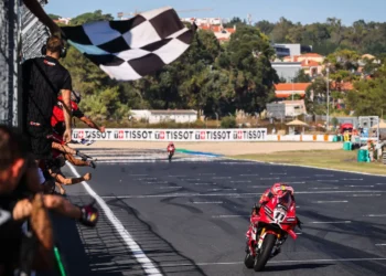 WSBK: Nicolò Bulega vence Superpole Race no Estoril de forma categórica