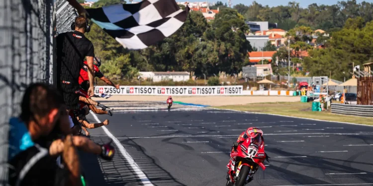 WSBK: Nicolò Bulega vence Superpole Race no Estoril de forma categórica