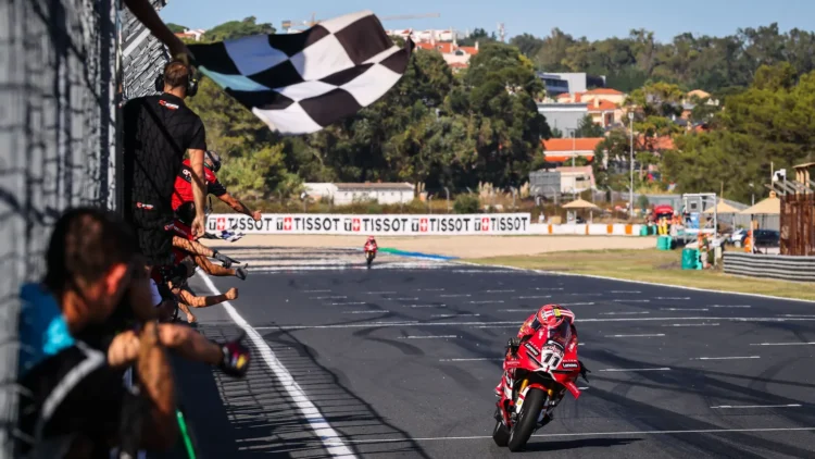 WSBK: Nicolò Bulega vence Superpole Race no Estoril de forma categórica