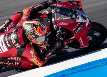 WSBK: Bulega resiste à pressão e lidera FP2 no Estoril por apenas 66 milésimos