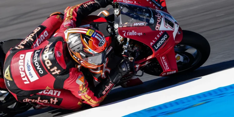 WSBK: Bulega resiste à pressão e lidera FP2 no Estoril por apenas 66 milésimos