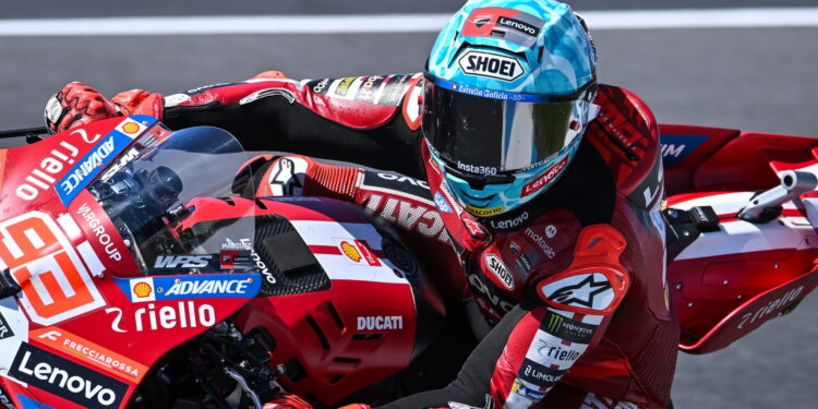 MotoGP: Marc Márquez arrasa na Austrália e conquista a pole com quase 1,5 segundos de vantagem