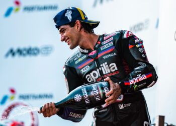 MotoGP: Tardozzi acredita que a Aprilia vai recorrer a ordens de equipa para ajudar Martín