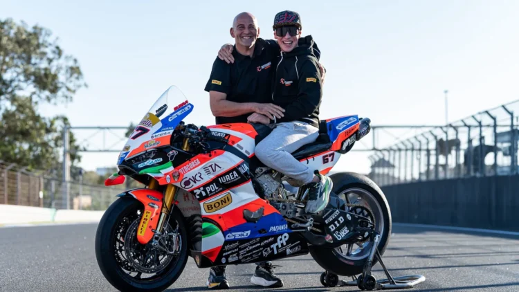 WSBK: Alberto Surra renova com a Motocorsa Racing para 2027